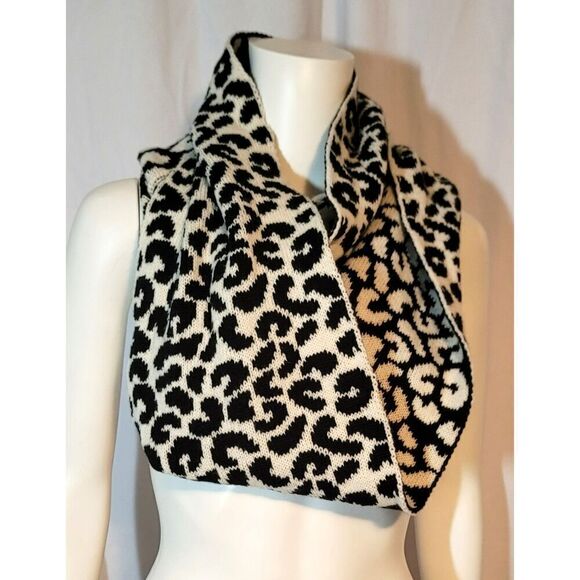 100% Acrylic Black & White Print Infinity Loop Scarf - Picture 1 of 5